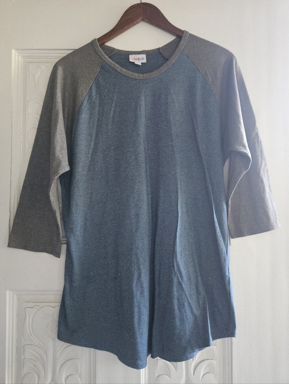 LuLaRoe Blue Body Raglan Tee with Gray Sleeves XL